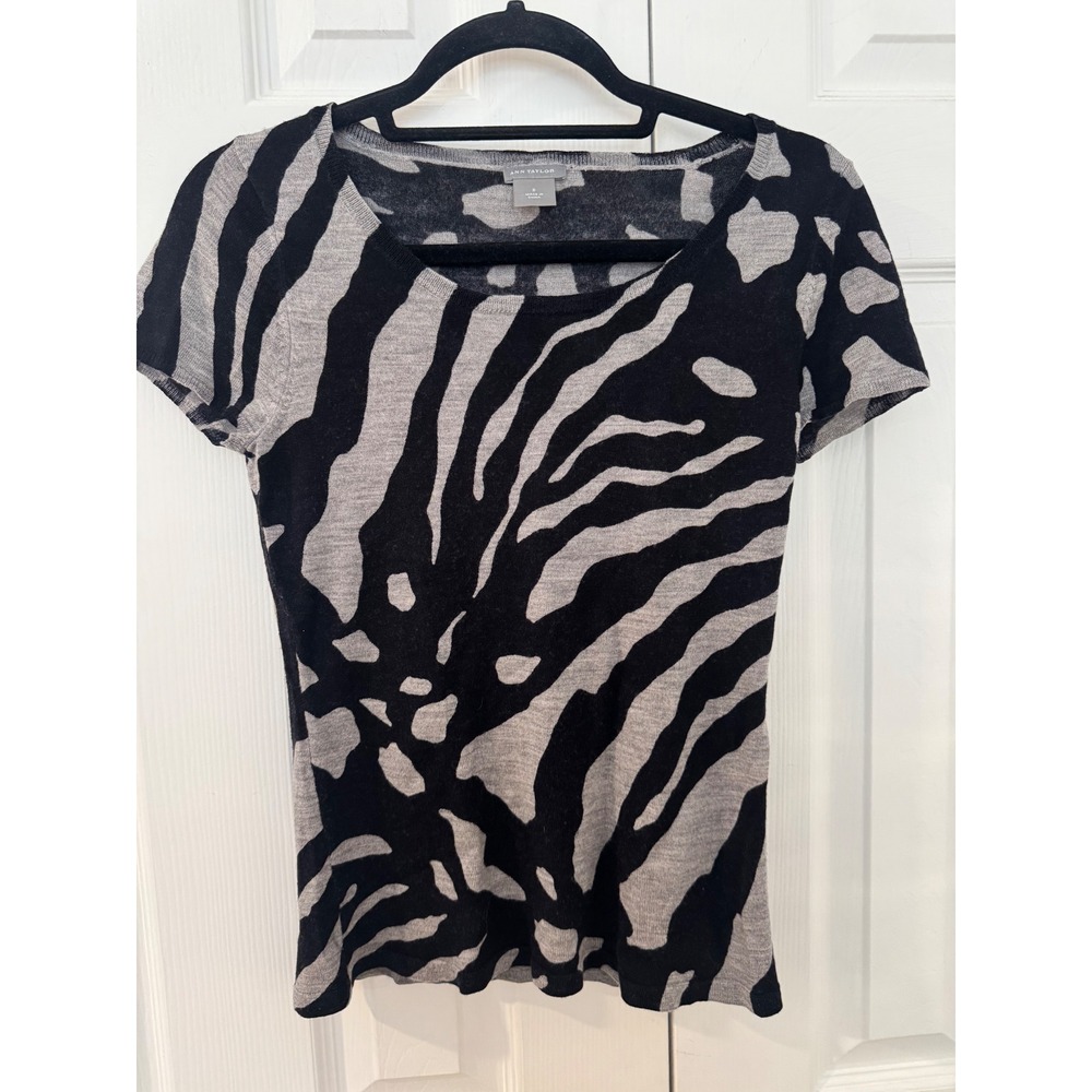 Ann Taylor Zebra Print 100% Merino Wool Short Sleeve Sweater Black Grey Small